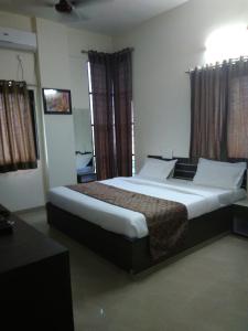 潘达尔普尔Balaji Lodging的一间卧室,卧室内配有一张大床