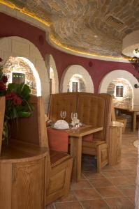 第聂伯罗Optima Collection Dnipro的一间在房间内配有桌椅的餐厅