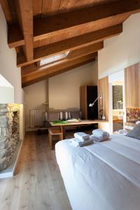 IgantziPalacio de Yrisarri by IrriSarri Land的卧室设有白色大床和木制天花板。