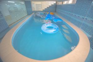奈季兰Golden Night Hotel的水上公园内一个带蓝色浴缸的游泳池