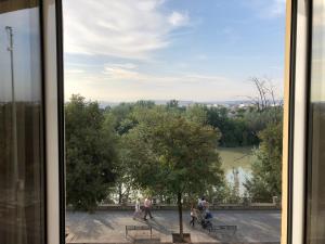 科尔多瓦河上公寓的从公园周围步行的人的窗户上可欣赏到风景