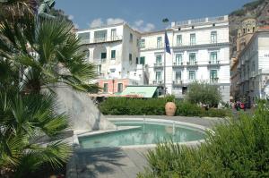 阿马尔菲丰塔纳酒店的一座位于城市中心的小游泳池,有建筑