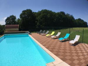 Flacey-en-Bresse多玛尼度假屋的一组椅子和一个游泳池
