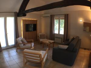 Flacey-en-Bresse多玛尼度假屋的客厅配有沙发和椅子