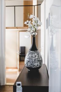 布达佩斯Urban Rooms的一张桌子上花的黑白花瓶