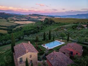皮恩扎Poggio ai Gelsi的享有带游泳池的房屋的空中景致