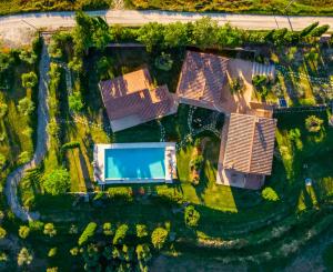 皮恩扎Poggio ai Gelsi的享有带游泳池的庭院的顶部景致