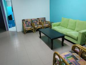 马六甲古城酒店的客厅配有沙发、椅子和桌子