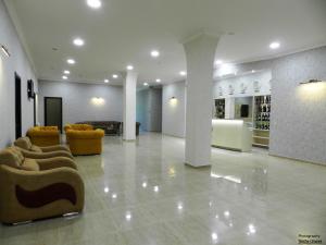 马尔特维利Resort Martvili的大楼内一个带沙发和椅子的大堂