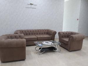 马尔特维利Resort Martvili的客厅配有两张沙发和一张咖啡桌