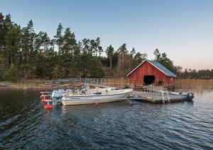 赫塔Finnö Stugby的船停靠在码头上,船身是红色谷仓