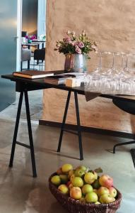 吕贝克Fisher's Loft Hotel的一张桌子,上面放着一篮苹果和酒杯