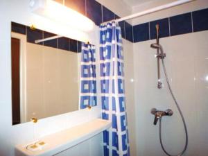 巴黎布拉邦酒店的带淋浴、盥洗盆和镜子的浴室