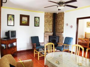 阿达莱斯Rural El Puerto Mayordomo的客厅配有玻璃桌和椅子