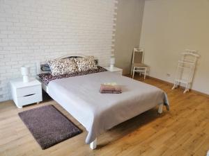 切尔尼戈夫Apartment "Provence"的一间卧室配有一张床,上面有两条毛巾