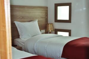 达赫拉Dakhla Sur Mer Hôtel的酒店客房设有两张床和窗户。