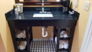 福克斯露珠旅馆的浴室梳妆台设有水槽和黑色台面