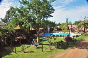 科隆Cabañas del Ysyry的一个带游乐场和游泳池的儿童公园
