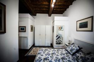 佛罗伦萨Luxury central flat river view的一间白色墙壁的房间,卧室配有床铺