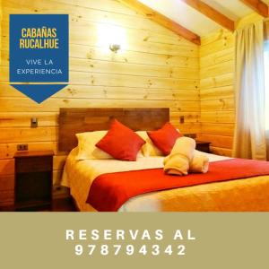 CabreroCabañas Rucalhue salto del laja的酒店的客房 - 带红色和白色枕头的床
