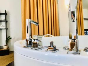 沃尔泽利SPA酒店的一间带水槽和镜子的浴室