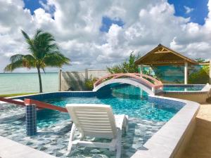 Tilt-Ta-Dock Resort Belize内部或周边的泳池