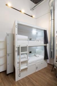 埃普拉特约布里加Airhostel Barcelona Airport 24h的配有白色双层床的客房内的双层床
