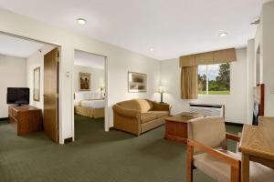 拉皮德城I-90戴斯酒店的酒店客房设有床和客厅。