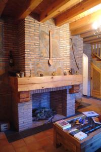 Navas de EstenaCasa Rural María Victoria的客厅设有石制壁炉和水槽