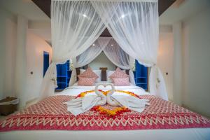 乌布Villa Damai Ubud的卧室配有一张带白色窗帘的大床