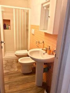 努奥罗B&B Pascal House Nuoro_IUN E5016的浴室配有白色水槽和卫生间。