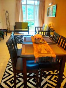 峇都丁宜近海滩珍洁舒适公寓的用餐室设有桌椅和用餐室