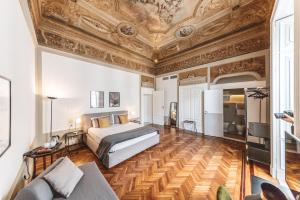 那不勒斯雷丽斯黛拉佩特旅馆的一间卧室设有一张床和格子天花板