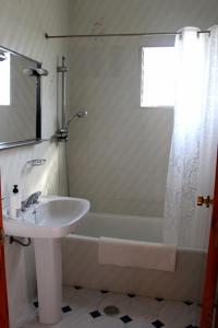 阿洛拉Casa Paquita Y Telesforo的浴室配有盥洗盆、浴缸和盥洗盆