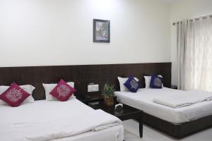 Hotel Sai Shubham客房内的一张或多张床位