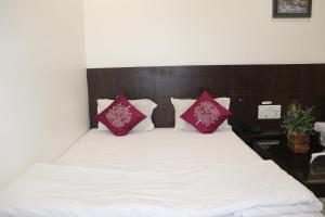 Hotel Sai Shubham客房内的一张或多张床位