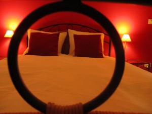 ZoerselDe Loteling的卧室配有白色的床铺和红色的墙壁