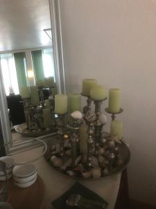 勒沃库森塞斯泽恩酒店的浴室设有镜子和带蜡烛的桌子
