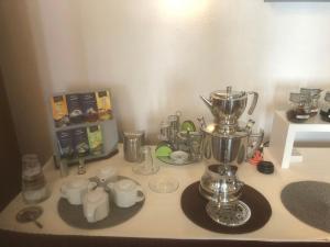 勒沃库森塞斯泽恩酒店的银搅拌器和杯子的柜台