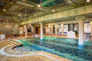 科雷塞斯修道院一号水疗酒店的一座带柱子的建筑里的大型游泳池