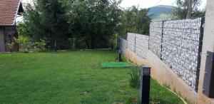 LyuboshMihaylova kushta的田野旁院子中的围栏