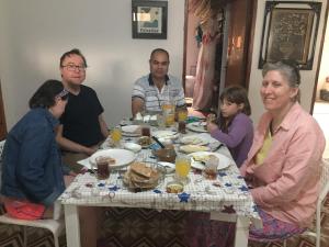 AlsiraKhan Alsira - חאן אלסרה的一群坐在桌子旁吃食物的人