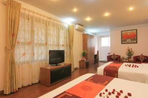 河内城市爱丽酒店的酒店客房设有两张床和一台平面电视。