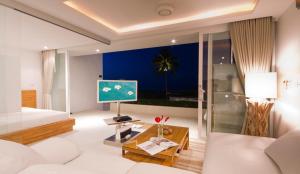 湄南海滩Code Samui Hotel的客厅配有白色沙发和电视