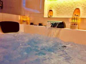 博讷Appart' Spa et Sauna Privatif Au Cœur De Beaune的浴缸内装有喷泉