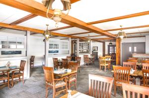 温莎大瀑布Mount Peyton Resort & Conference Centre的餐厅设有木桌和木椅
