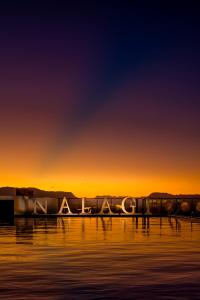 南迪Nalagi Hotel的水上日落,码头