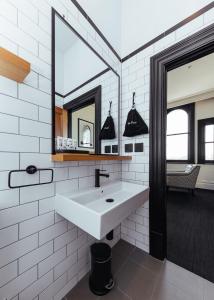墨尔本东不伦瑞克酒店的白色的浴室设有水槽和镜子