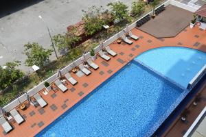 班吉特纳拉酒店的享有带躺椅的游泳池的顶部景致