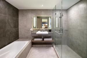 雅加达雅加达诺富特曼加达广场酒店的带浴缸、水槽和淋浴的浴室